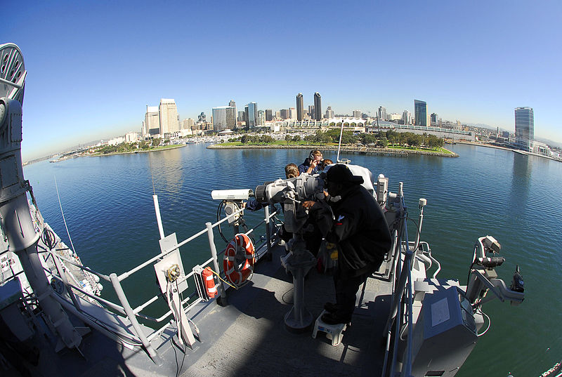 File:US Navy 081007-N-4774B-056 Sailors view their surroundings on the observation level as the amphibious assault ship USS Boxer (LHD 4) passes downtown San Diego.jpg