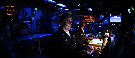 Tập_tin:US_Navy_090226-N-6538W-068_Lt._Jon_Bielar_and_tactical_action_officer_Lt._Paul_O'Brien_call_general_quarters.jpg