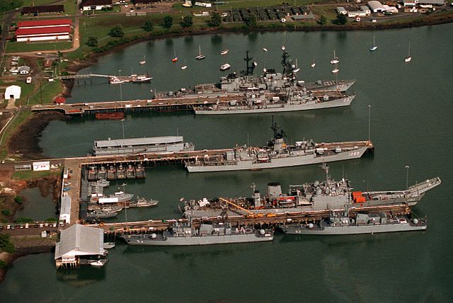 Rodman Naval Station in 1989 with USS Briscoe (DD-977), USS Richard E. Byrd (DDG-23), Jesse L. Brown , Manitowoc, and the Colombian ARC USS Independie