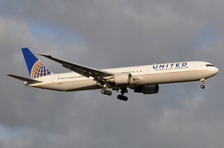 Máy bay Boeing 767-400ER của United Airlines hạ cánh tại sân bay quốc tế Amsterdam Schiphol vào ngày 6 tháng 3 năm 2011