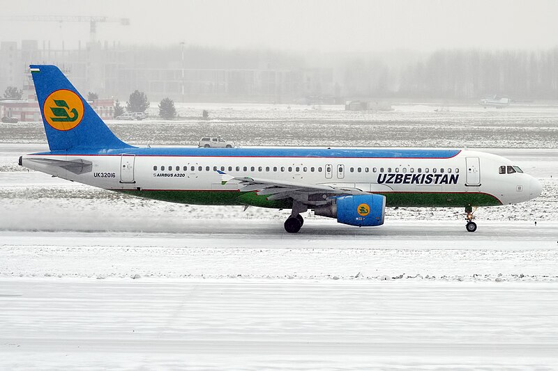 File:Uzbekistan Airways, UK32016, Airbus A320-214 (31416626185).jpg