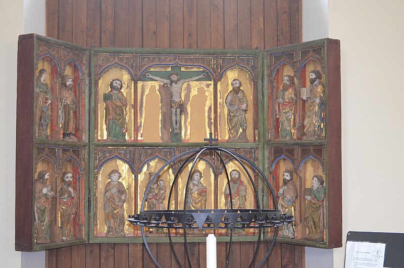 File:Varv och Styra kyrkas altarskåp 2021.jpg
