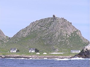 Kystvakt og forskningsstasjon på Marine Terrace, med et fyr på toppen