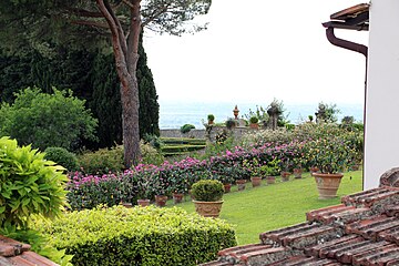 File:Villa_della_topaia,_giardino_01.JPG