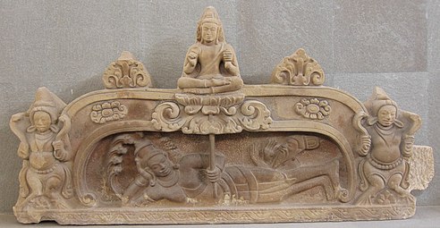 Tympan (inachevé ?): naissance de Brahmā, issu d'un lotus jaillissant du nombril de Viṣṇu, étendu sur le serpent cosmique Ananta. Mỹ Sơn E1. Fin VIIIe siècle[63] Grès, L. 240 cm