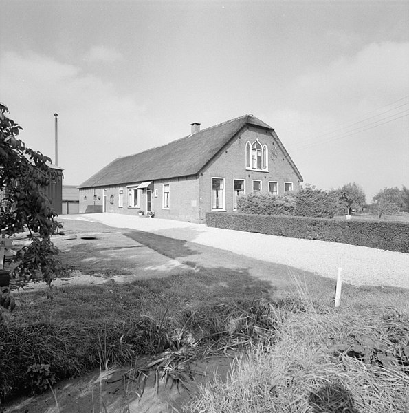 File:Voor- en zijgevel langhuisboerderij - Driebruggen - 20374475 - RCE.jpg