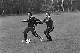 WK 74 training Uruguay in Duitsburg, Pavoni (rechts) houdt Cubilla vast tijdens, Bestanddeelnr 927-2465.jpg