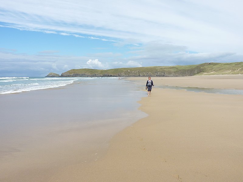 File:Walking back from the northern end of the beach - geograph.org.uk - 3218191.jpg