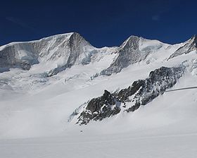 Schönbühlhorn (keskellä oikealla) ja Grosses Wannenhorn (vasemmalla).