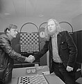 Wereldkampioenschap dammen te Den Haag , Sijbrands (rechts) geeft Andreiko hand, Bestanddeelnr 926-7533.jpg