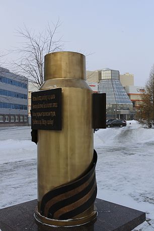 Памятный знак в форме гильзы посвящен подвигу тружеников тыла в ВОВ