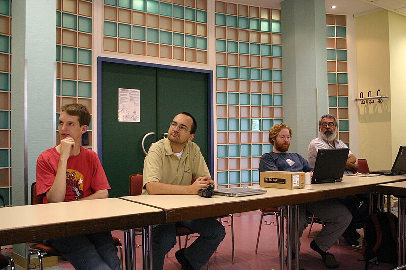 File:Wm2005-hackday-d2server-3.JPG