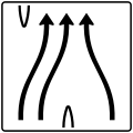 Zeichen 501–82 Überleitungstafel – ohne Gegenverkehr – dreistreifig, davon die beiden linken Fahrstreifen nach rechts übergeleitet und rechter Fahrstreifen nach links verschwenkt