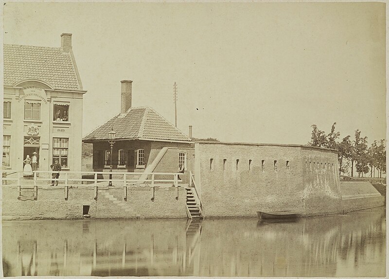 File:Zicht op muur van stadspoort, militair wachthuis en deel gevel belastingkantoor - Breda - 20320982 - RCE.jpg