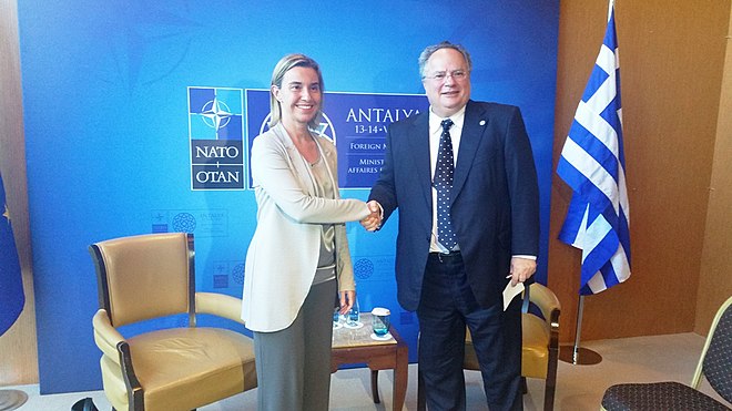 Rencontre du ministre des Affaires étrangères, Níkos Kotziás et de la Haute représentante, Federica Mogherini, en Turquie, lors d'un sommet de l'OTAN en 2015.