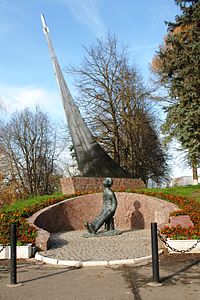 K. E. Ciolkovszkij emlékműve Borovszk városában, Kaluga régióban (2012)