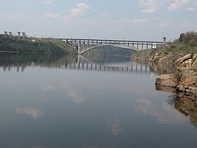 Міст Преображенського весною Запоріжжя.jpg