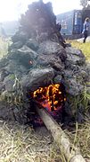燒窯：起火並將柴火放入窯內，使土塊烘烤至高溫。