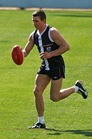 <span class="mw-page-title-main">Running bounce</span> Skill in Australian rules football