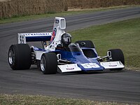 Tom Belsø competiu em corridas de Fórmula 5000 em uma Lola T330