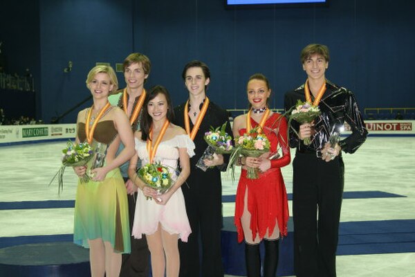 The Hubbells (left) during the medal ceremony at the 2008 JGP Final