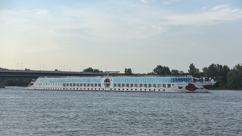 File:2017-05-30 AT Wien 02 Leopoldstadt & Wien 22 Donaustadt, Donau, Praterbrücke, A'Rosa Riva 04802780 (50727452141).jpg