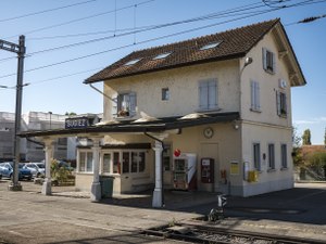 Zweistöckiges Gebäude mit Satteldach und Markise