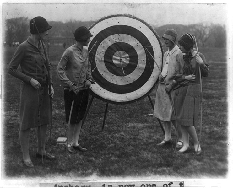 File:4 girls of Marjorie Webster school examining archery target - Louise Walraven, Imogene Koonce, Helyn Braskie and Helen Ackerman LCCN2002695643.jpg