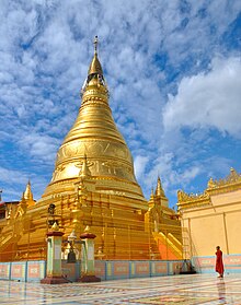 Seorang biarawan muda di Sun U Ponnya Shin pagoda.jpg