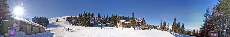 The Aleko area with the Aleko lodge in the middle Aleko Zima - za wikipedia.jpg