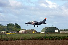 Un Alphajet 705-RZ à l'atterrissage sur la base.