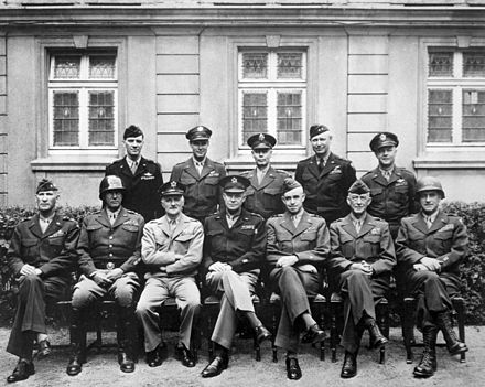 Photo des principaux officiers américains en 1945, le général Gerow est le plus à droite, au 1er rang