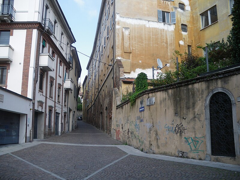 File:Antiche Mura, Via dei Molini, 3.JPG