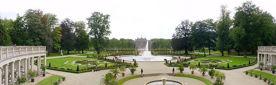 Het paleis, gezien vanuit de tuin