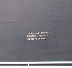Имена Грисома, Вајта и Чафија на Свемирском меморијалном огледалу