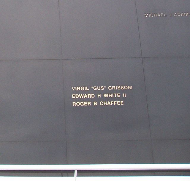 Photographie en couleur de noms gravés en doré sur un monument noir.