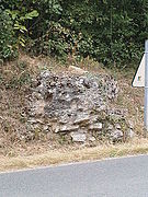 Vue d'un massif de pierres au bord d'une route.