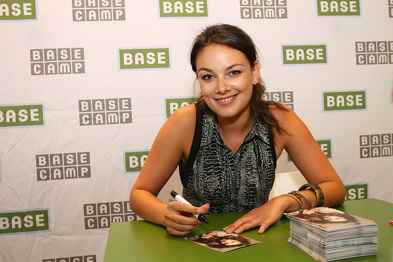 File:Autogrammstunde BASE Camp mit Janina Uhse.jpg