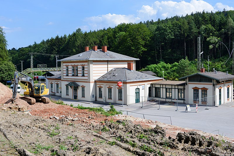 File:Bahnhof Rekawinkel Aufnahmegebäude 2015.jpg