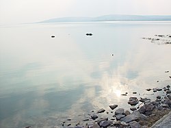 A Fűzfői-öböl látképe, a háttérben Balatonalmádi dombjai láthatók