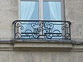 ‎Мотив бреста у кованом гвожђу на балкону у Паризу, као успомена на некада честу врсту у дрворедима Париза.