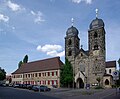 Deutsch: Bamberg, Theuerstadt 2/4, ehemaliges Chorherrenstift St. Gangolf, zwischen 1057 und 1059 gegründet. Stiftskirche, jetzt katholische Pfarrkirche. Vom Gründungsbau das basilikale Langhaus und das Querhaus erhalten, Westtürme 12. Jahrhundert, im 18. Jahrhundert innen barockisiert; mit Ausstattung; ehemalige Sepultur, jetzt Göttliche-Hilf-Kapelle mit Nikolauskapelle, 14./15. Jahrhundert, Anfang 19. Jahrhundert erweitert. Kreuzgang Mitte bis spätes 15. Jahrhundert, Kapitelhaus verlängert used on 1 pages in 1 wikis