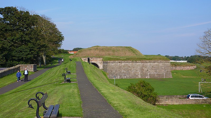 File:Berwick Upon Tweed Town Walls - geograph.org.uk - 3166684.jpg