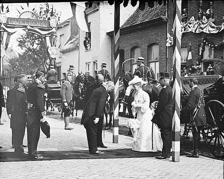 File:Bezoek Koningin Wilhelmina aan Gasthuis Calvariënberg, Maastricht, 1903 (RHCL, VKG 086).jpg