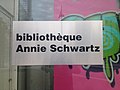 La plaque à l'entrée de la bibliothèque Annie-Schwartz.