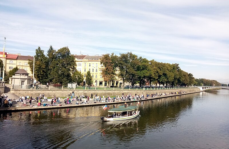 File:Bleší trh na Tylově nábřeží.jpg