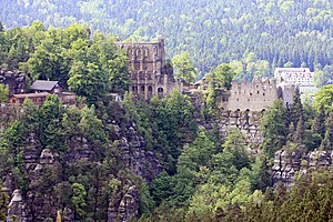 Berg Oybin mit Gaststätte (links) sowie den Ruinen von Klosterkirche (Mitte) und Burg (rechts)