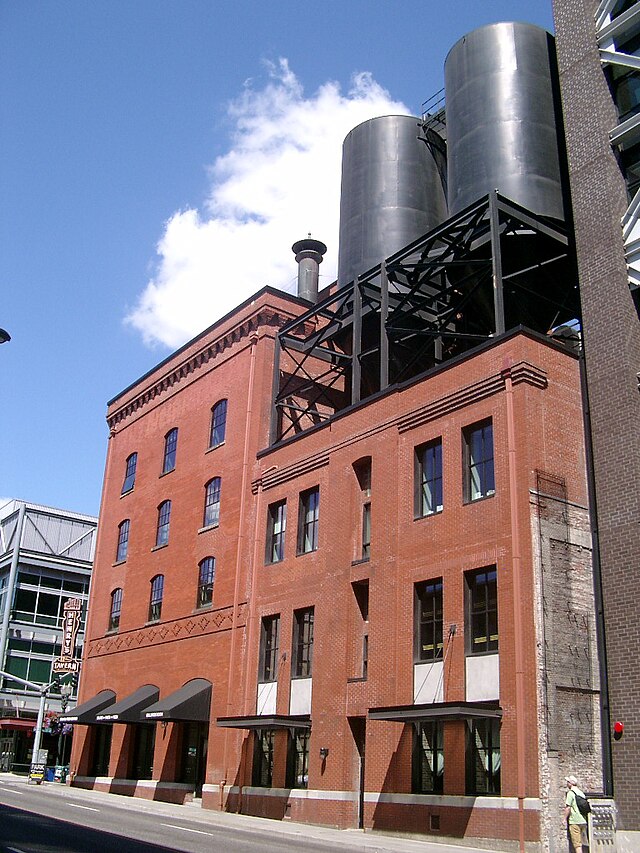 https://upload.wikimedia.org/wikipedia/commons/thumb/0/0d/Blitzweinhard_brewery.jpg/640px-Blitzweinhard_brewery.jpg