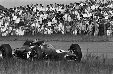 Avec Jack Brabham (ici au volant) puis Dan Gurney, les Brabham BT7 ont mené la chasse derrière Jim Clark durant la première partie de la course.