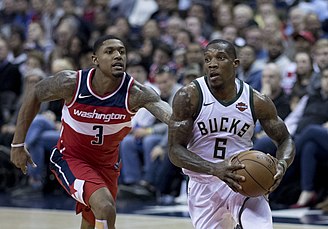 Bledsoe (destra) a Milwaukee contro Bradley Beal